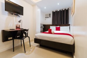 Escritorio, wifi gratis y ropa de cama