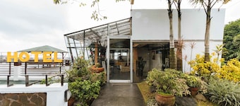 RedDoorz Plus @ The Ridge Tagaytay