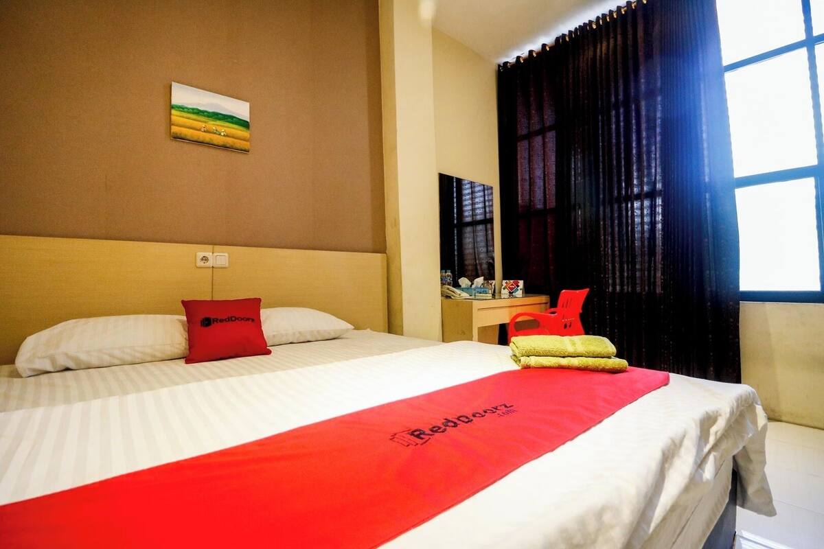 Desk, WiFi (free), bed sheets