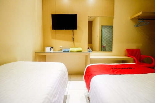 RedDoorz near Pasar Tarapung Siring Banjarmasin