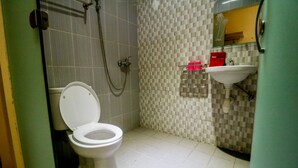 Shower, perlengkapan mandi gratis,  dan handuk