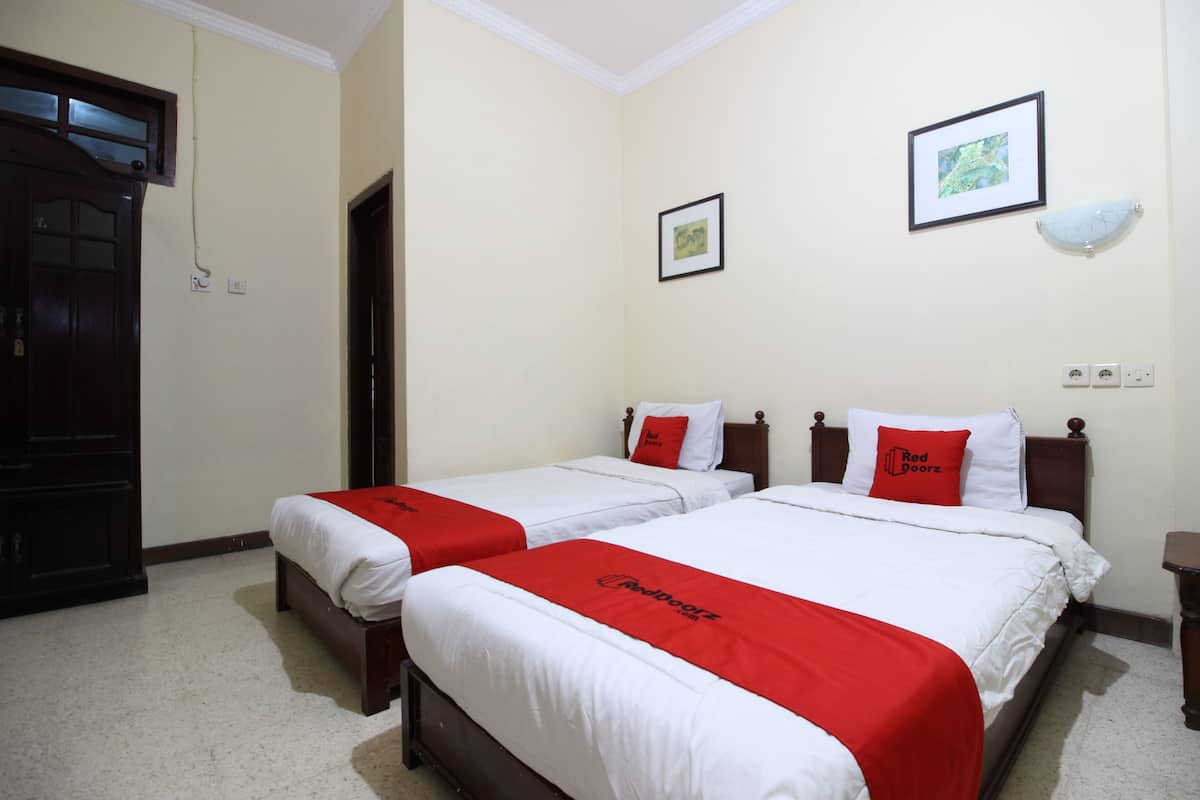 Habitación con 2 camas individuales | Escritorio, wifi gratis y ropa de cama