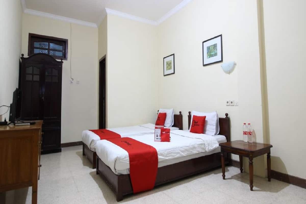 Desk, free WiFi, bed sheets