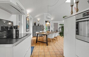 Réfrigérateur, micro-ondes, plaque de cuisson, lave-vaisselle