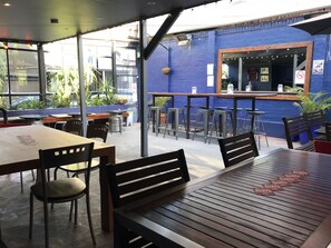 Phục vụ bữa trưa và bữa tối, đặc sản địa phương 