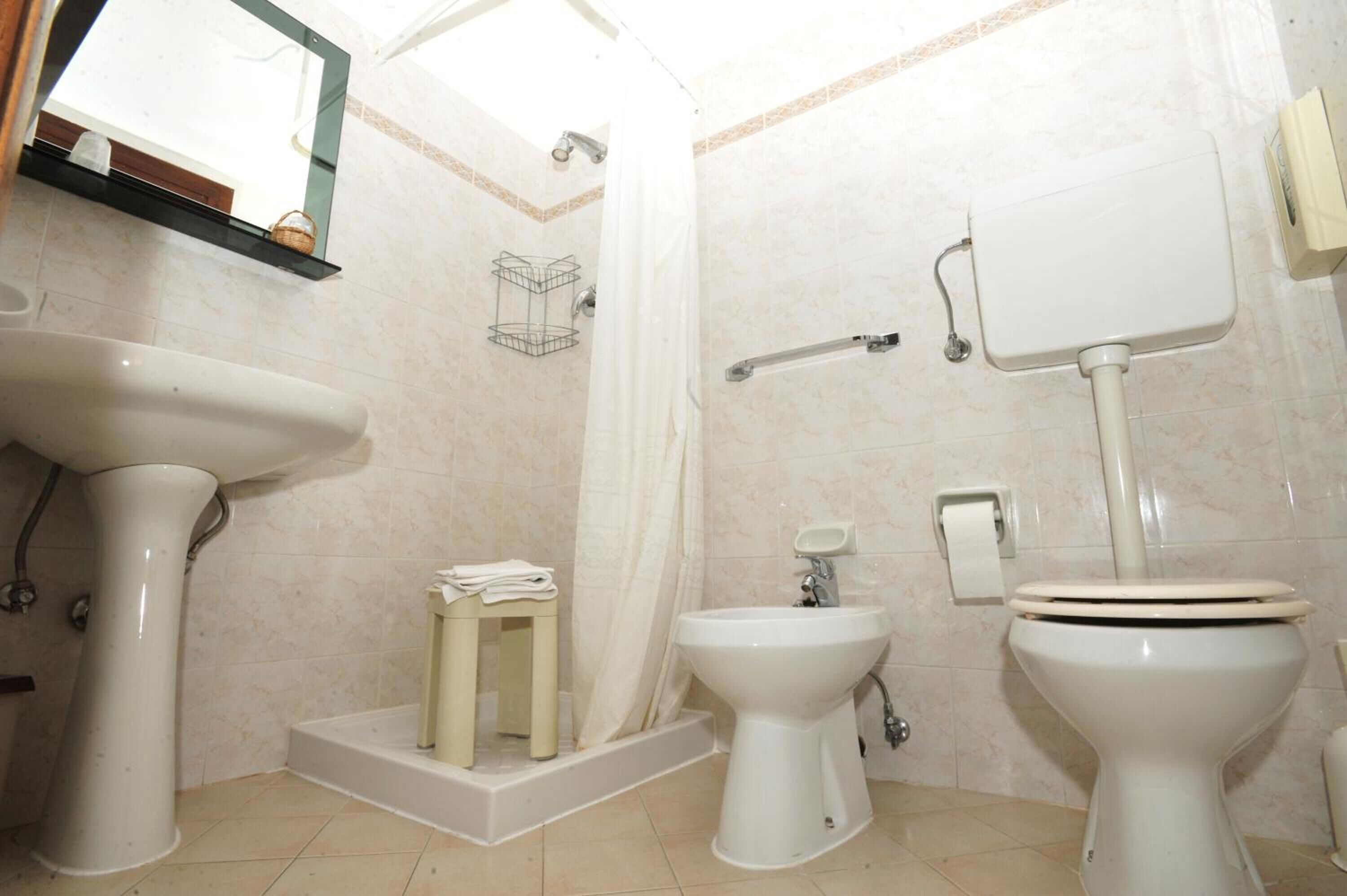 shower, free toiletries