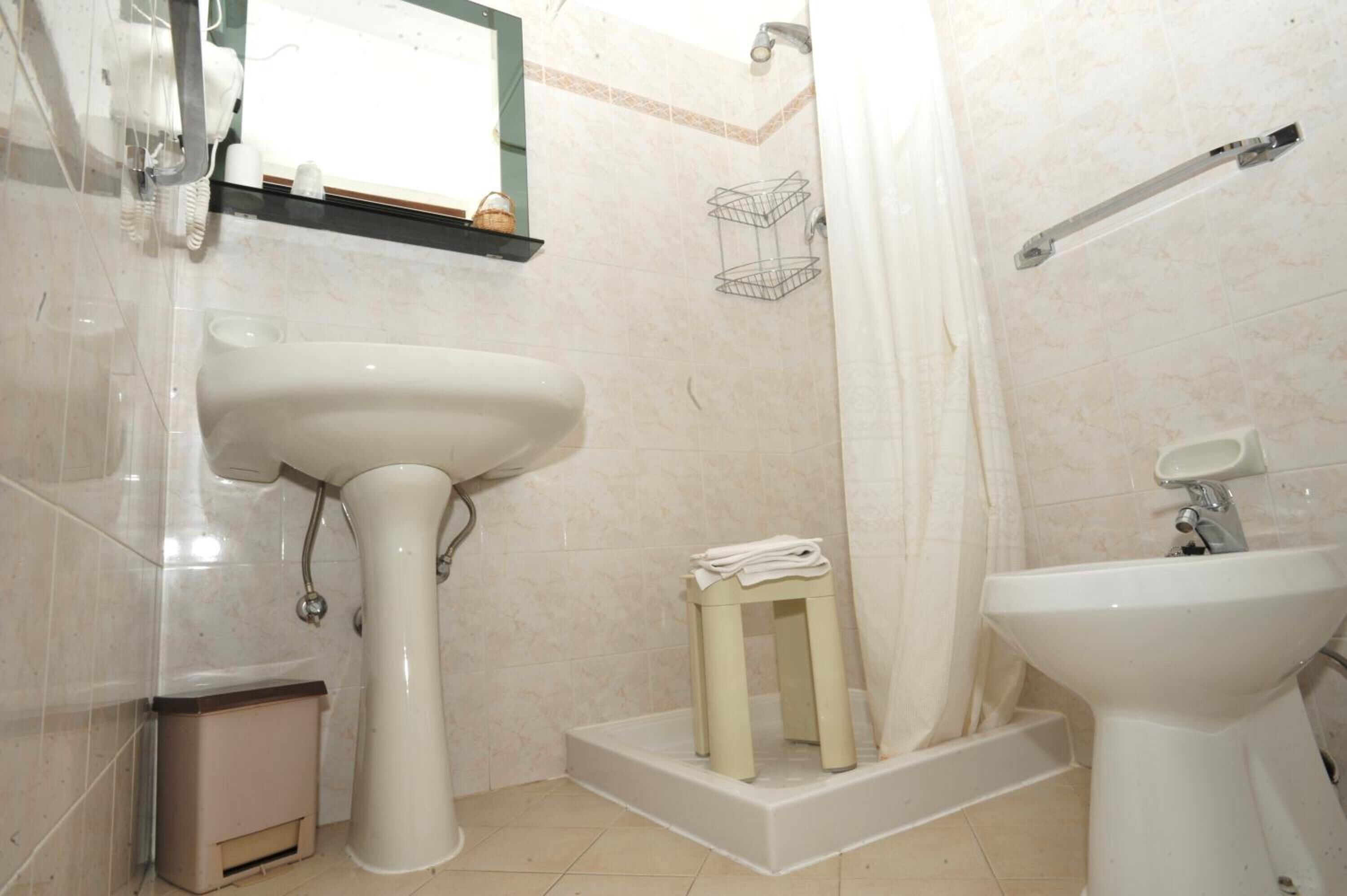 shower, free toiletries