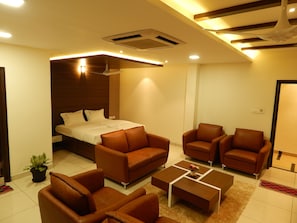 Suite | Schallisolierte Zimmer, kostenloses WLAN, BettwÀsche