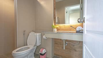 Standard Room | Bathroom | Shower, towels