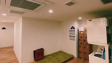 Ducha, artículos de higiene personal gratuitos, bidé y toallas