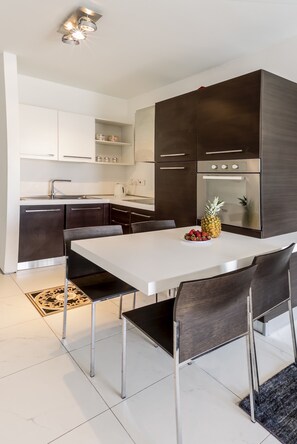 City Apartment, 2 Bedrooms (4053. Bayview) | Private kitchen | Full-size fridge, oven, stovetop, dishwasher - Saint Julian's - Sea View Apartments (St. Julian's)