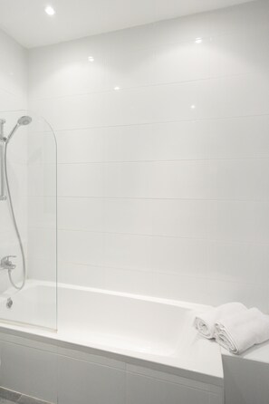 Appartement Ville, 2 chambres (4053. Bayview) | Salle de bain | Articles de toilette (gratuits), séchoir à cheveux, serviettes fournies