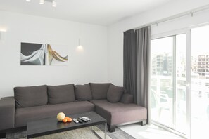 City Apartment, 2 Bedrooms (4053. Bayview) | Living area