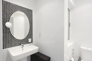 City Apartment, 2 Bedrooms (4053. Bayview) | Bathroom