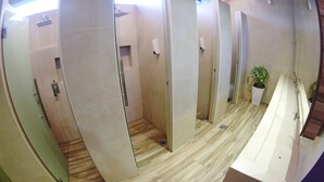 淋浴設備、免費盥洗用品、吹風機、毛巾