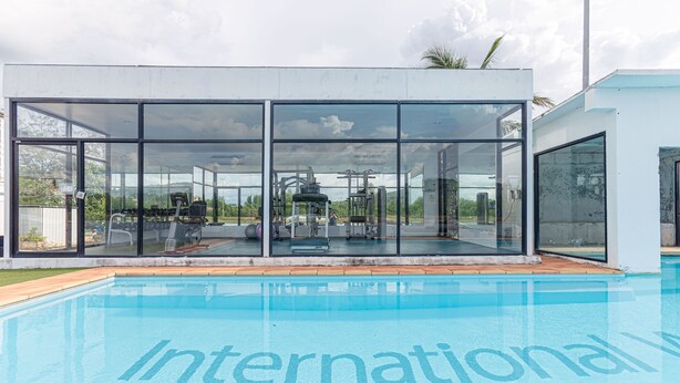 Una piscina al aire libre