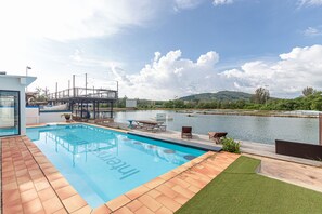 Outdoor pool - OYO 433 Iwp Wake Park & Resort Hotel (Mai Khao)