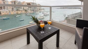 City Apartment (4068. Olivier) | Tempat makan luar