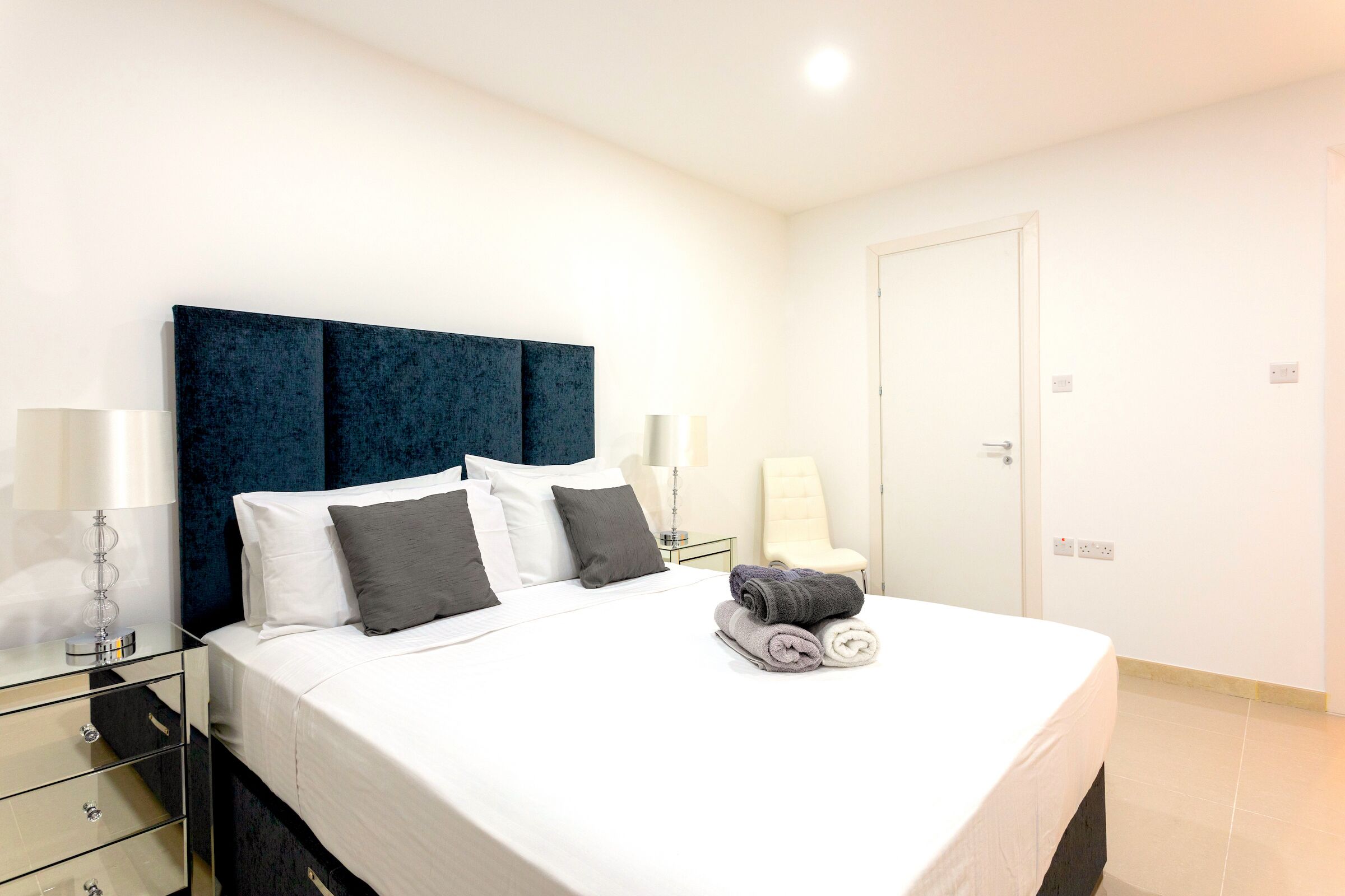 Departamento urbano (4068. Olivier) | Decoración personalizada, muebles diferentes y escritorio 