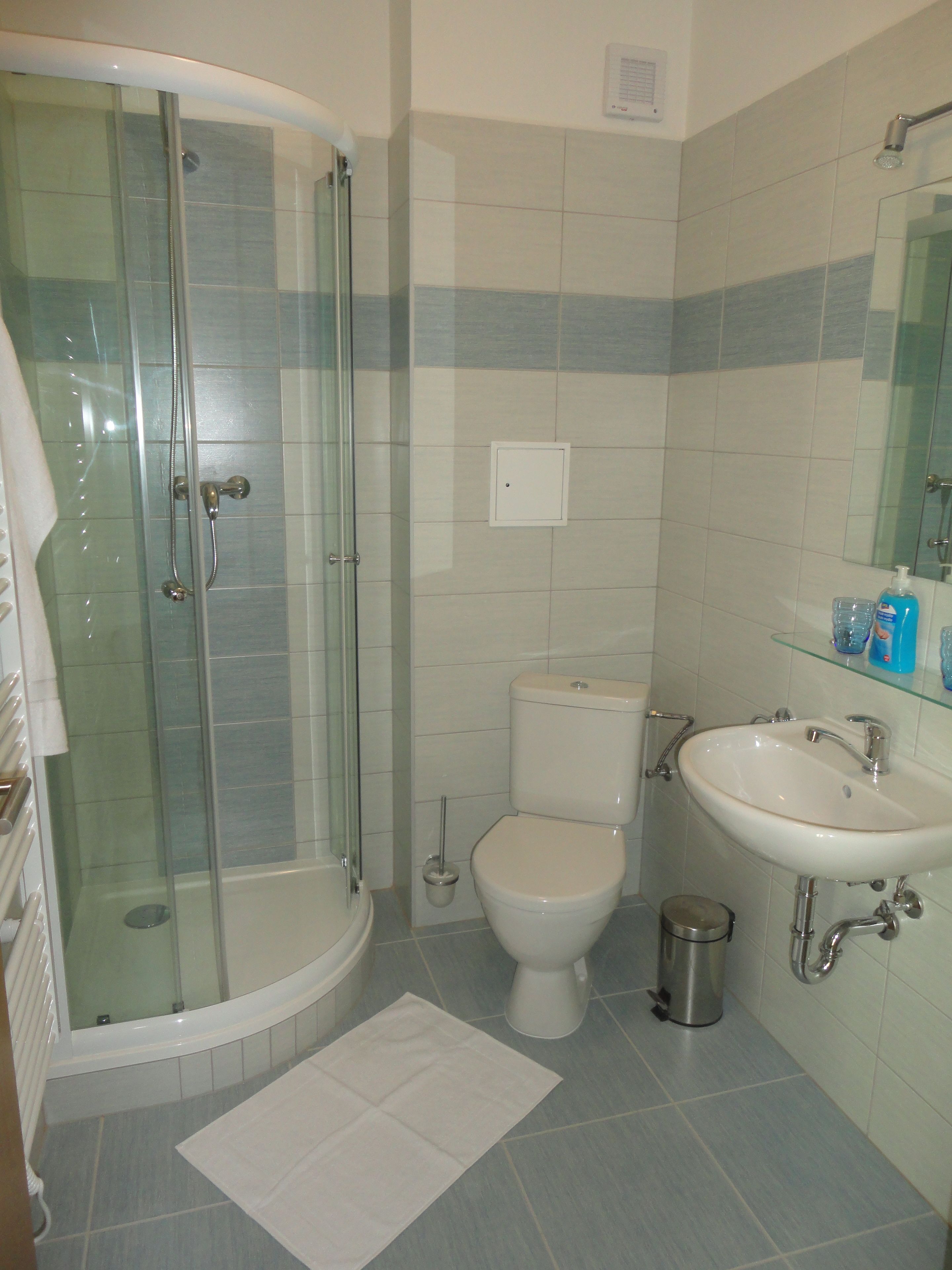 Dusche, kostenlose Toilettenartikel, Handtücher