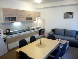 Refrigerador, microondas, placa de cocina, tetera/pava eléctrica