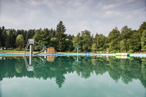 Een seizoensgebonden buitenzwembad