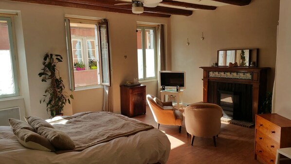 Family Room | Individually decorated, individually furnished, blackout curtains - Les Filateries (Annecy)