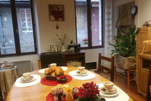 Tägliches inbegriffenes kontinentales Frühstück