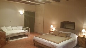 Family Room | Individually decorated, individually furnished, blackout curtains - Les Filateries (Annecy)