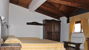 Chambre quadruple familiale, balcon, vue sur la montagne | Bureau, lit de bébé (supplément), accès au Wi-Fi (inclus)