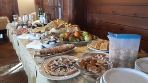 A buffet table with various food items including fruits, pastries, and beverages. - Hotel Pietrapanna (Calvello)