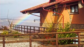 A house with a red roof and a wooden fence in front. - Hotel Pietrapanna (Calvello)