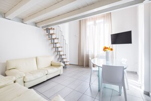 Appartamento, 2 camere da letto, vista città (Maria ) | Area soggiorno | TV a schermo piatto