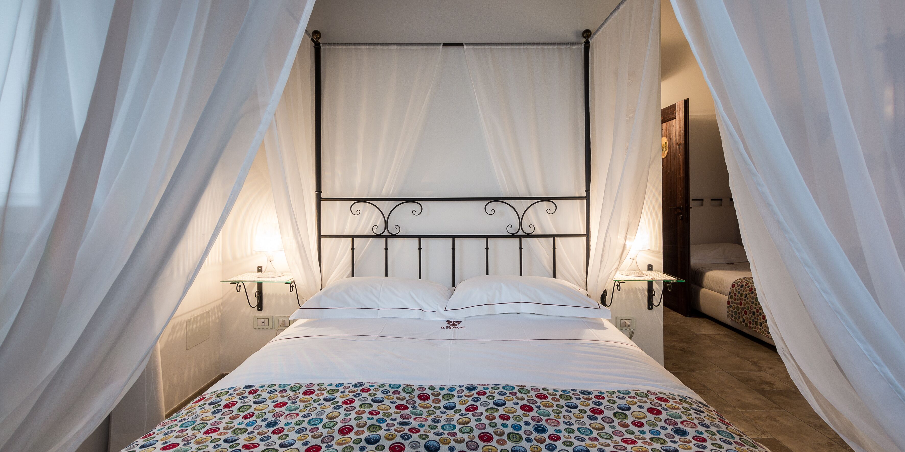 Doppia Standard, vista giardino | Una scrivania, tende oscuranti, Wi-Fi gratuito, lenzuola