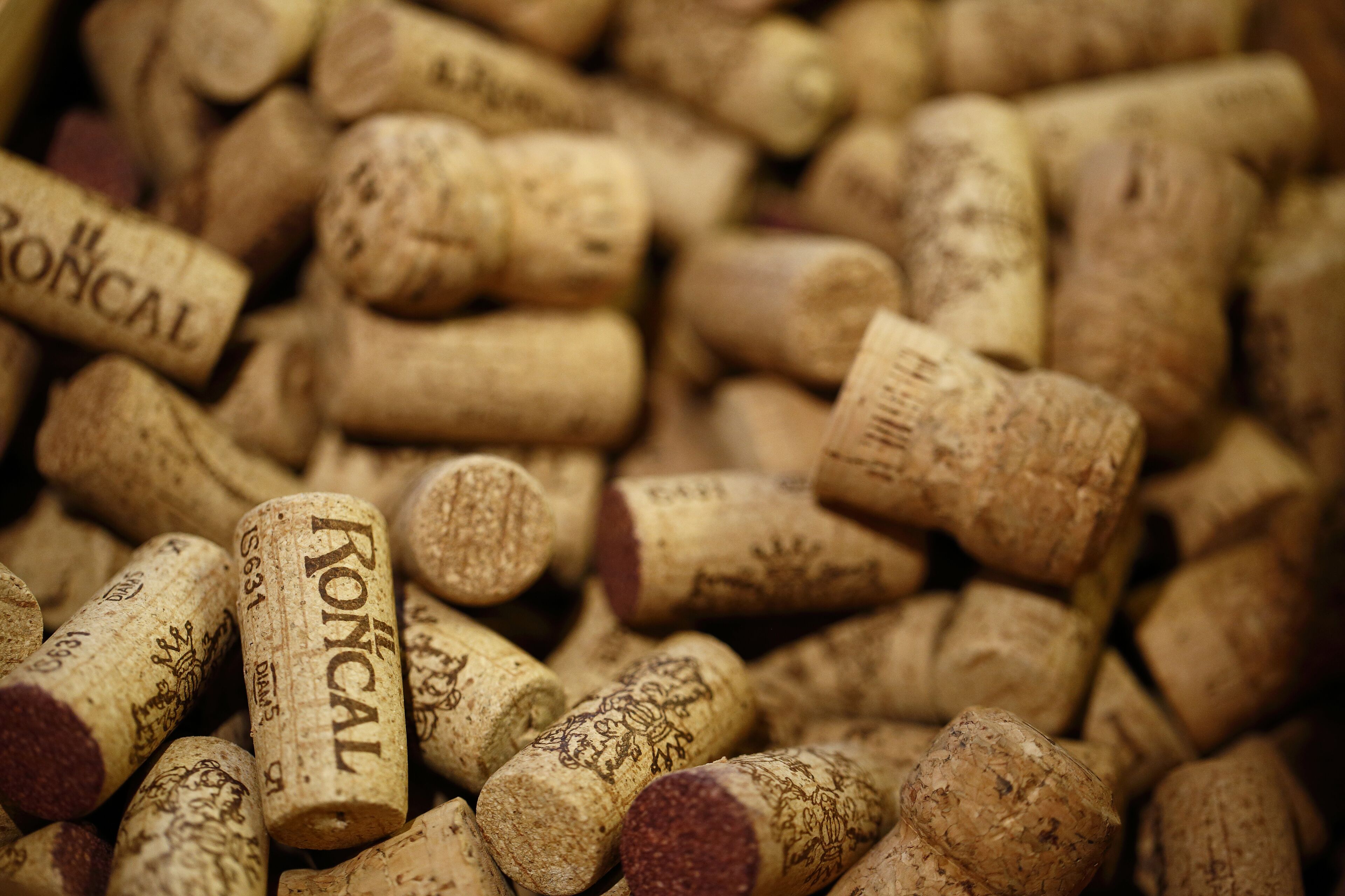 Kokoelma viinipullojen korkkeja, joissa näkyy merkki ”RONCAL”.