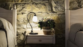家庭客房, 相連客房, 花園景 | 書桌、遮光窗簾/窗簾、免費 Wi-Fi、床單