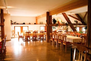 Desayuno buffet diario (EUR 5 por persona)