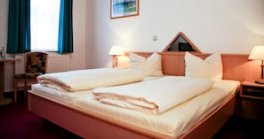 Escritorio, cortinas blackout, wifi gratis y ropa de cama
