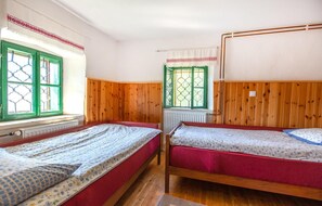 4 bedrooms, free WiFi, bed sheets - 4 bedroom amazing home in Vrhnika (Vrhnika)