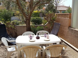 Outdoor dining - 2-room pavilion with mezzanine, pets allowed and parking, near the beach (Narbonne-Narbonne Plage-Narbonne Plage)
