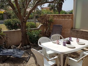 Outdoor dining - 2-room pavilion with mezzanine, pets allowed and parking, near the beach (Narbonne-Narbonne Plage-Narbonne Plage)
