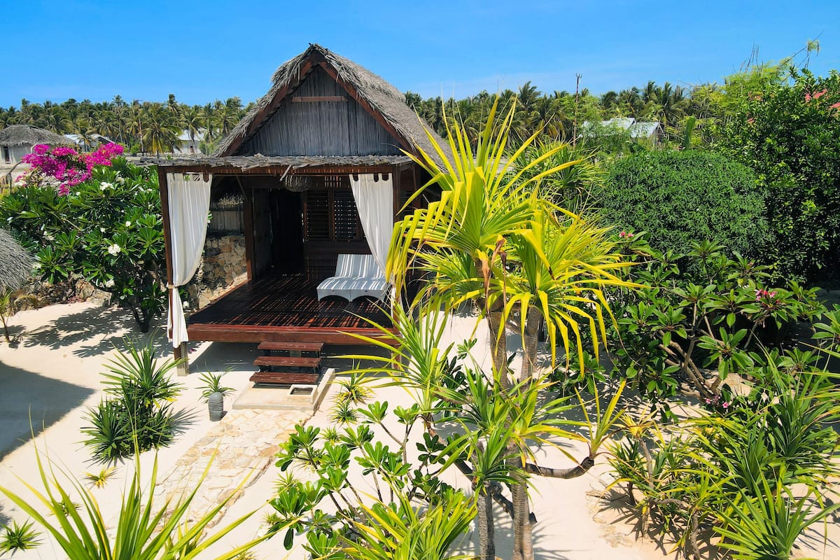 Grand Bungalow, 1 Queen Bed, Pool View, Garden Area