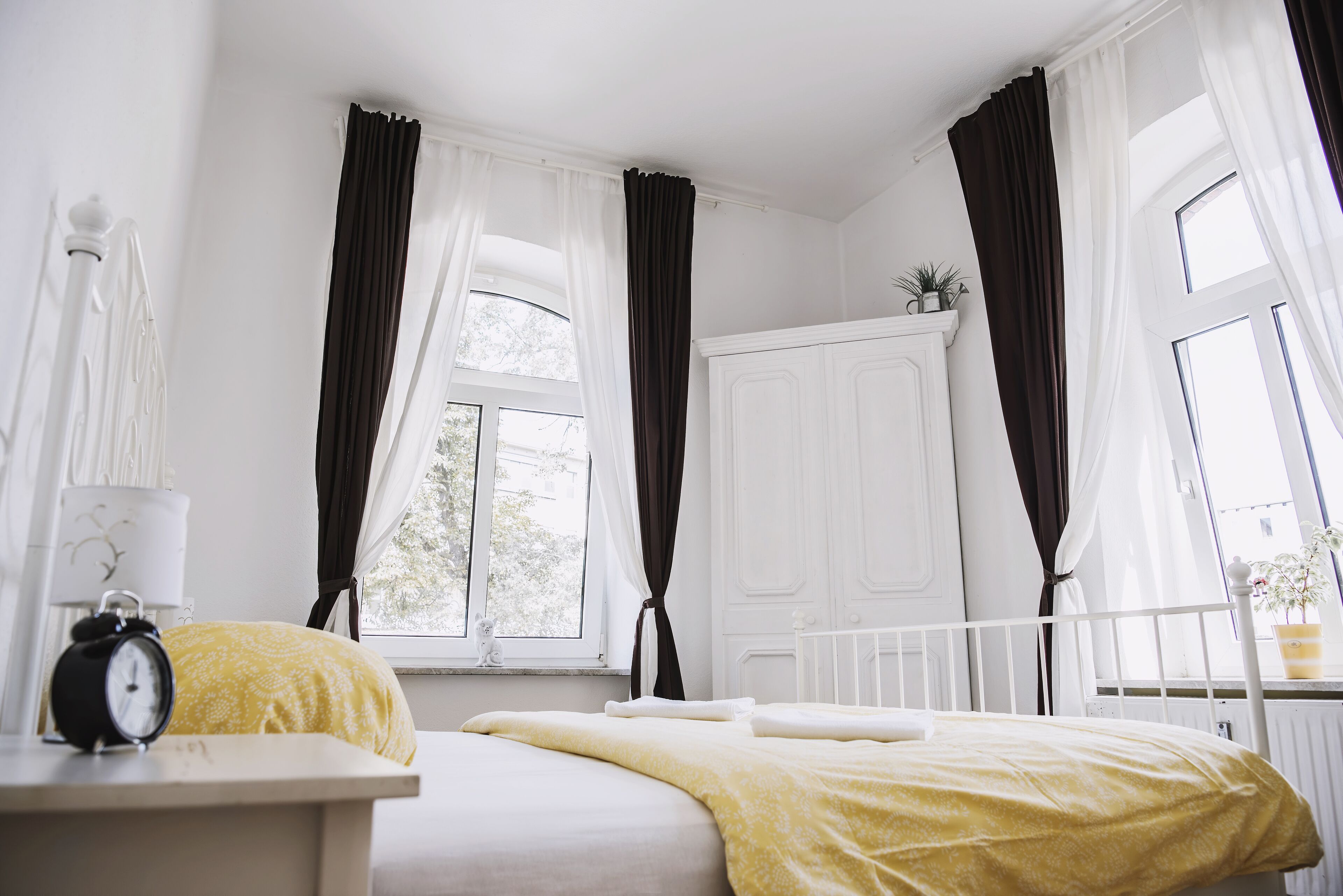 客室ごとに異なる装飾、客室ごとに異なるインテリア、デスク、遮光カーテン