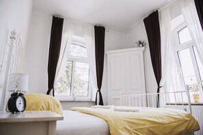 Individuell dekoriert, individuell eingerichtet, Schreibtisch