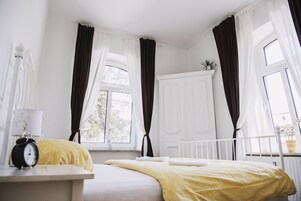 Decoración personalizada, muebles diferentes y escritorio 