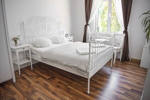 Decoración personalizada, muebles diferentes y escritorio 