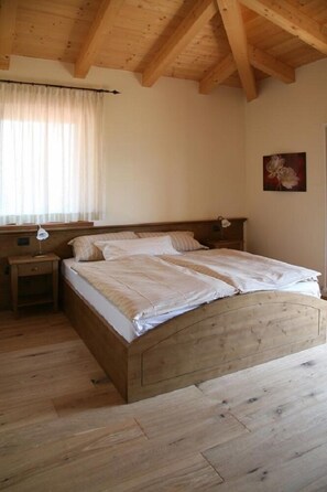 Dubbelrum eller tvåbäddsrum | Skrivbord, barnsängar, gratis wi-fi och sängkläder