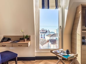 Deluxe kamer, Meerdere bedden, bad | 1 slaapkamer, luxe beddengoed, Tempur Pedic-bedden, een minibar