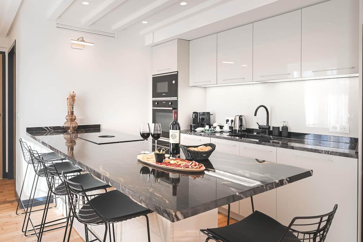 Apartamento luxo, várias camas | 1 quarto, roupas de cama premium, camas Tempur-Pedic, frigobar