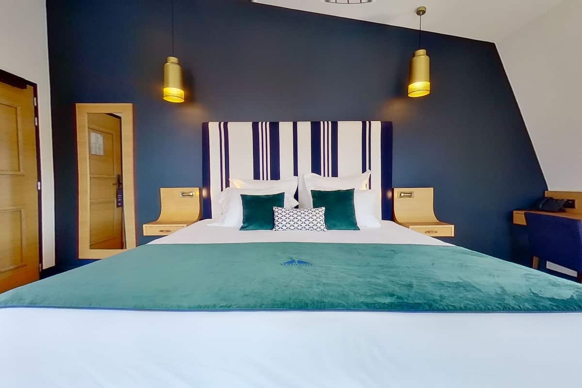 Chambre Deluxe, 1 trÚs grand lit | 1 chambre, literie de qualité supérieure, matelas Tempur-Pedic, minibar